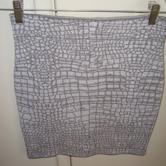 BCBG Max Azria Mini Short Skirt Greyish Snake Print Color - Picture 3 of 8